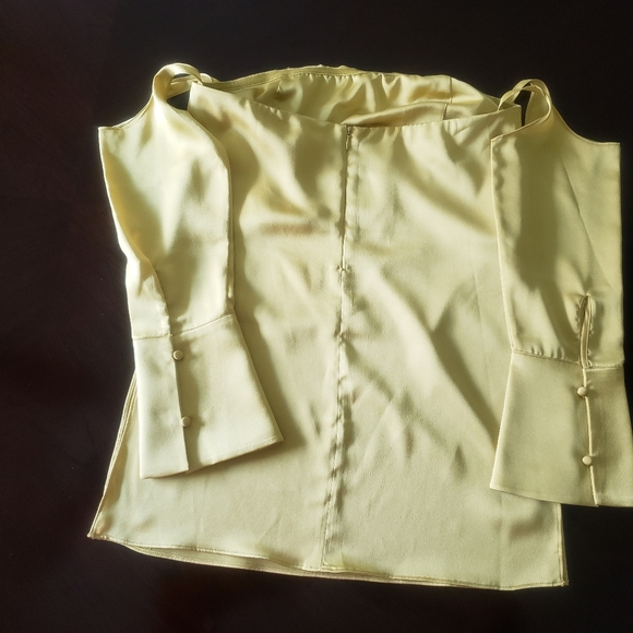 🆕️ Off Shoulder Top - Picture 3 of 5